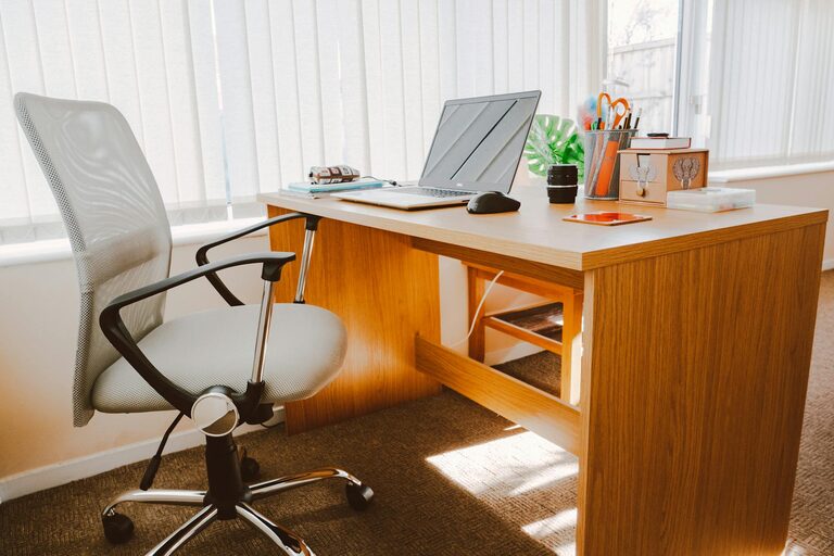 How to Choose a Comfortable Desk Chair for All-Day Use